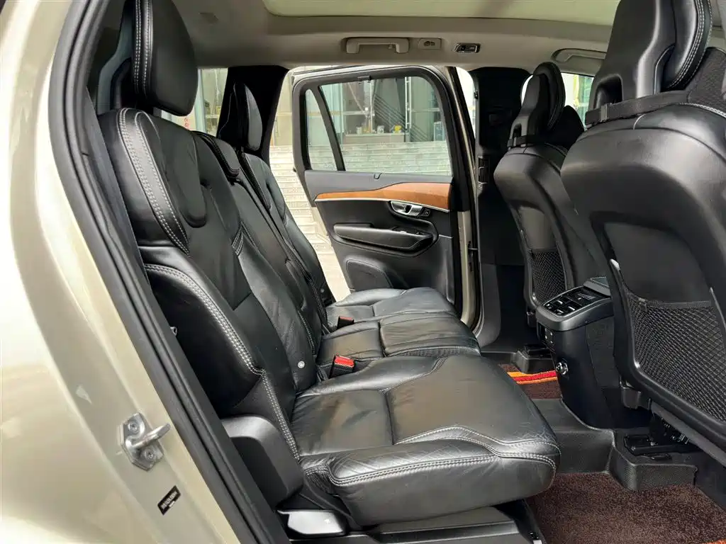 Фото 14 - Volvo XC90