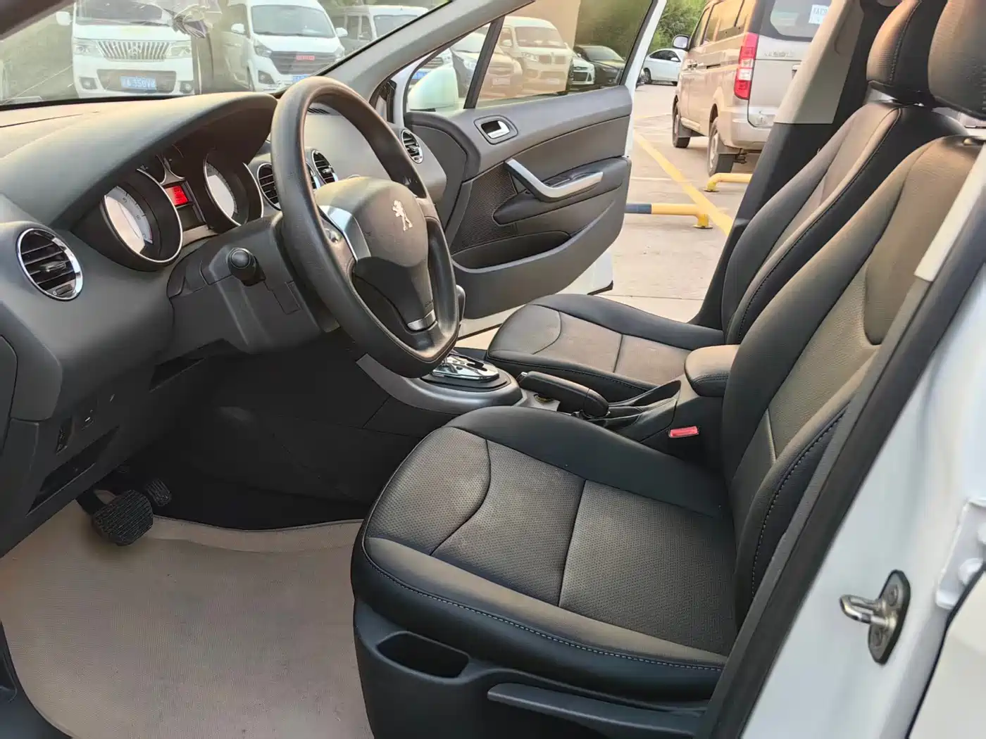 Peugeot 408 2013 2.0L Automatic Comfort Edition фото 4