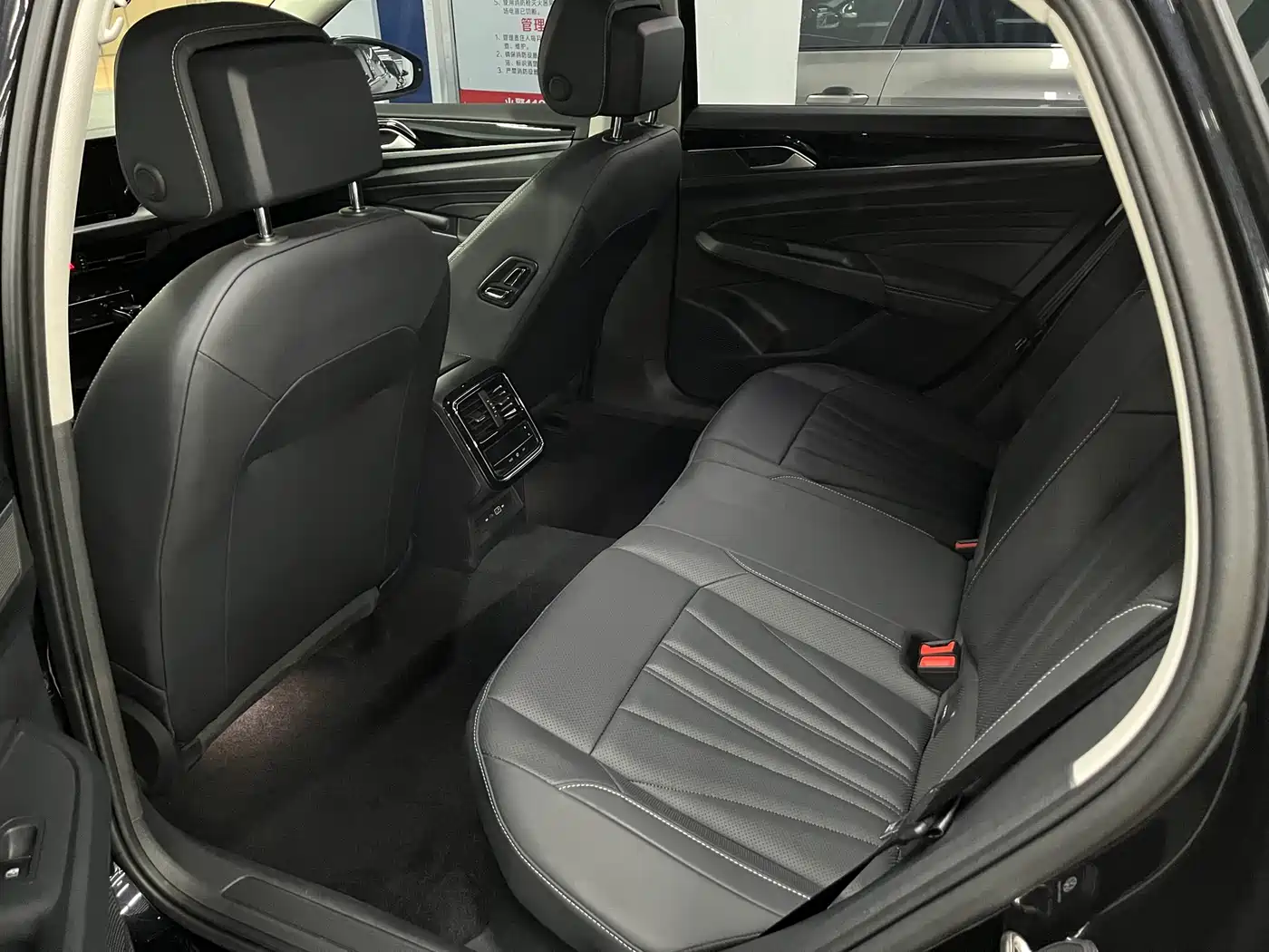 Volkswagen Passat 2025 Outstanding 380TSI Starlight Dragon Soaring Edition фото 7