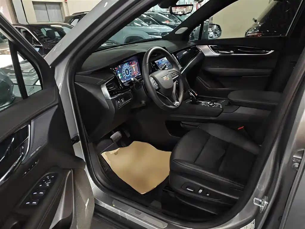 CADILLAC XT6