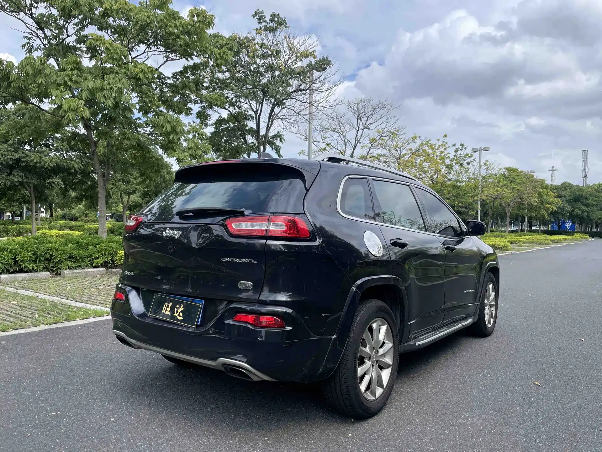 Photo 6 - Jeep Cherokee