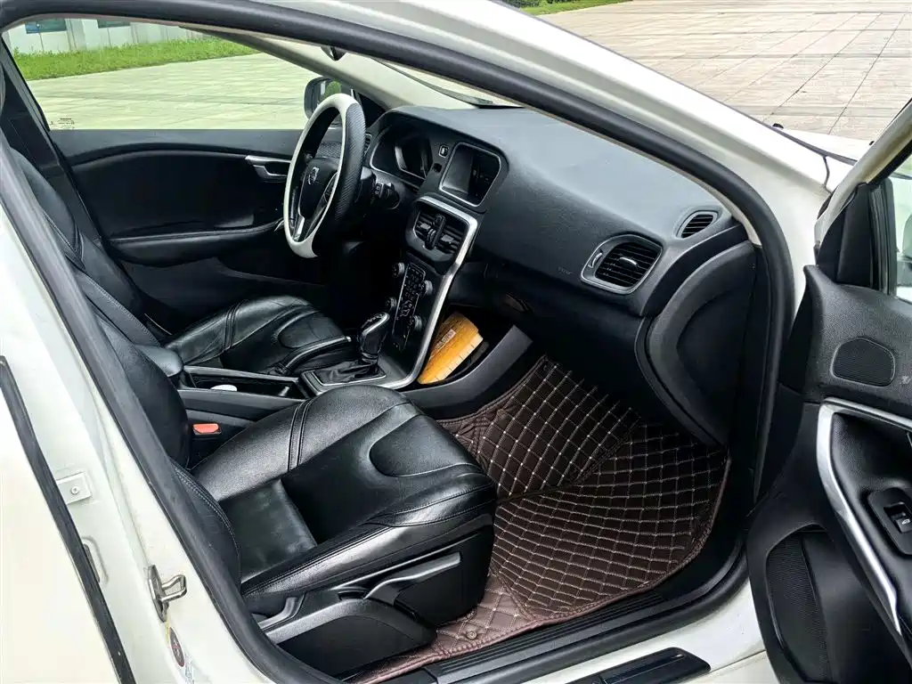 Volvo V40 2016 T3 Comfort Edition фото 7