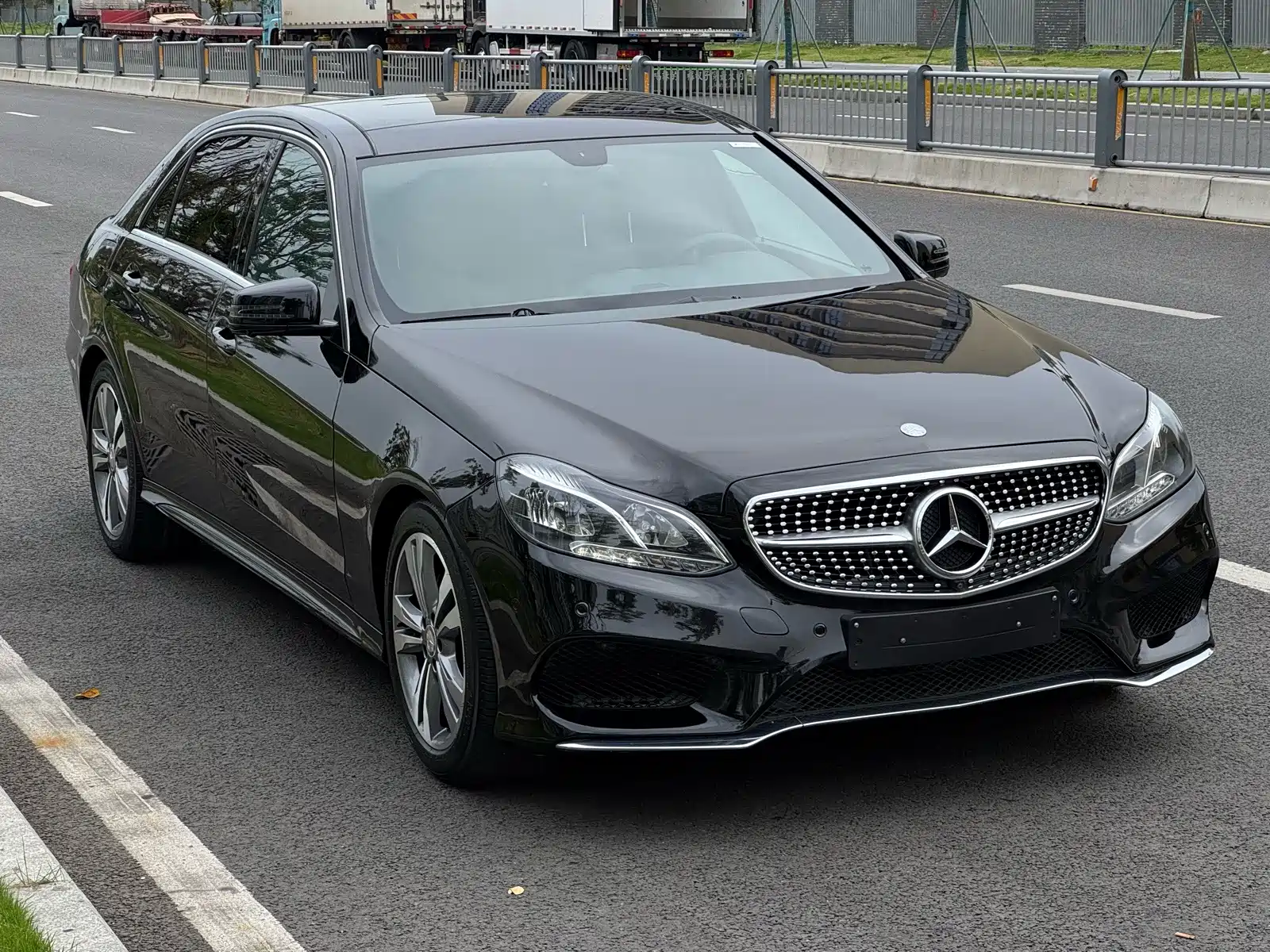 Фото 3 - Mercedes-Benz E-Class