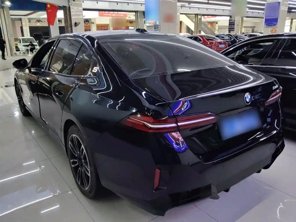 BMW 5 Series 2025 530Li Leading M Sport Package фото 23