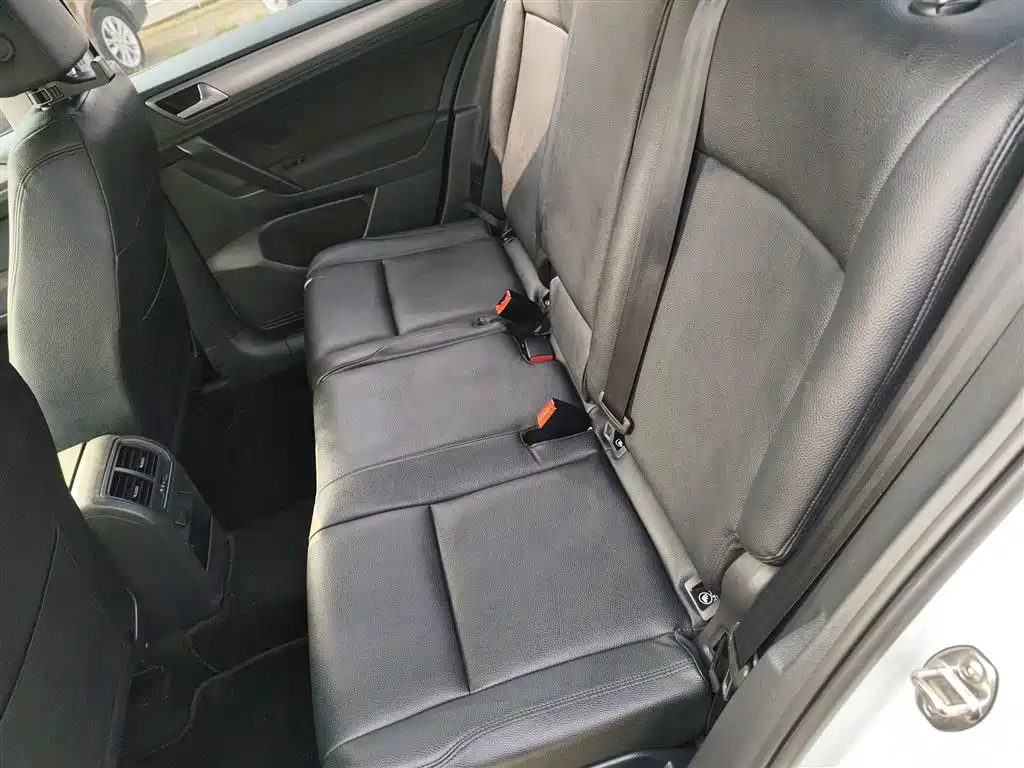 Volkswagen Golf Sportsvan 2018 1.6L Automatic Comfort фото 17