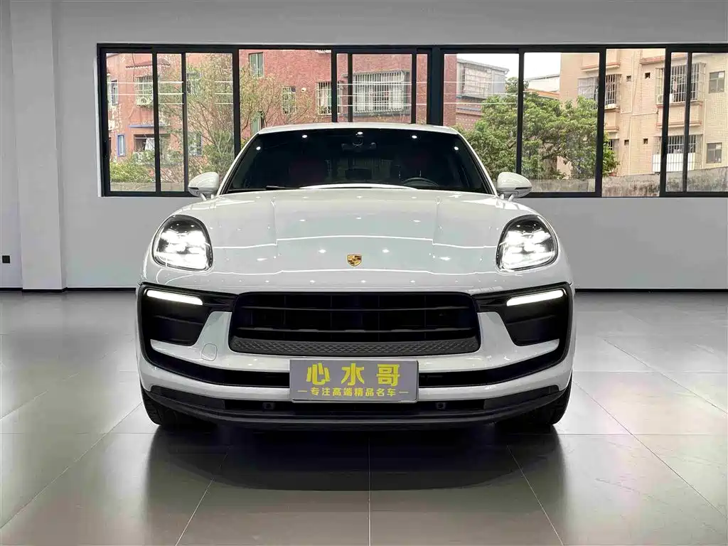 PORSCHE MACAN