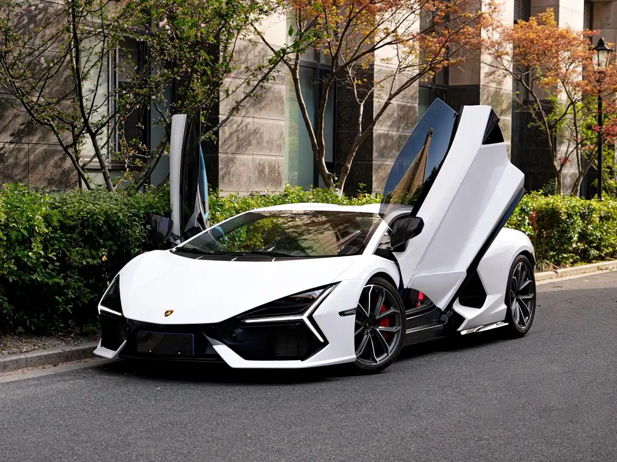 LAMBORGHINI REVUELTO