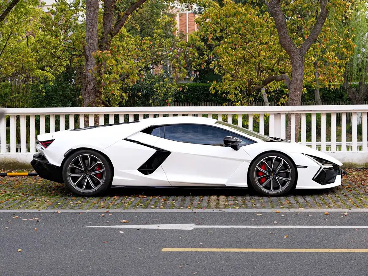 LAMBORGHINI REVUELTO