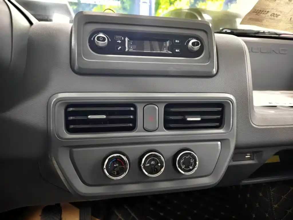 Wuling Motors Wuling Yangguang 2026 2024 300km Practical Enclosed Window Version 60kW