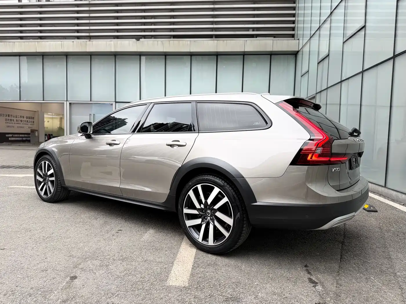 VOLVO V90