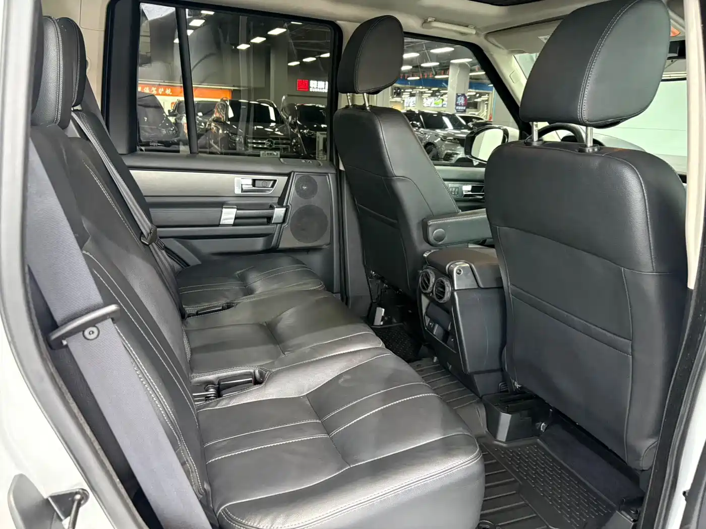 Land Rover Discovery 2015 3.0 SC V6 SE фото 15