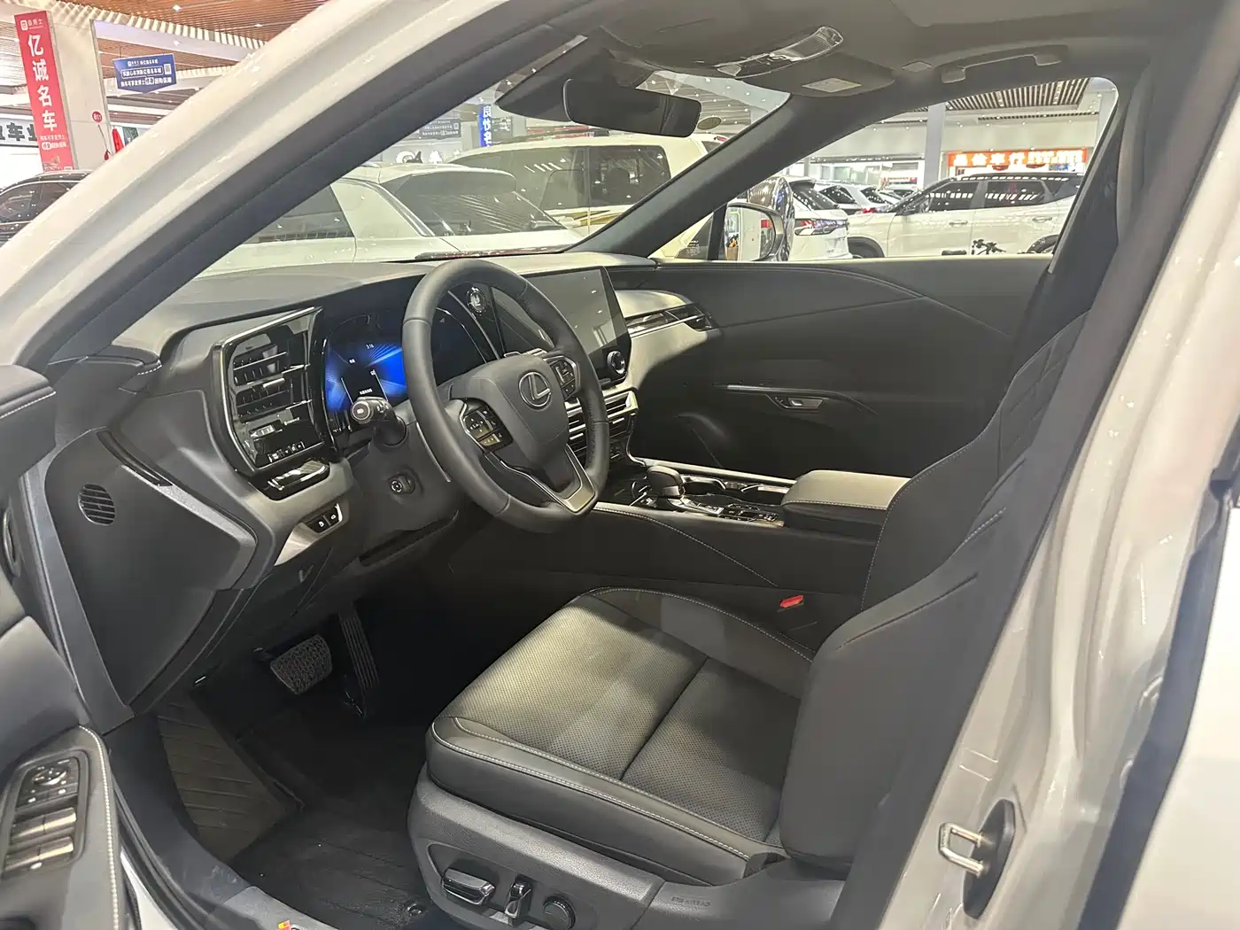 Lexus RX 2026 300 AWD Premium Edition фото 2
