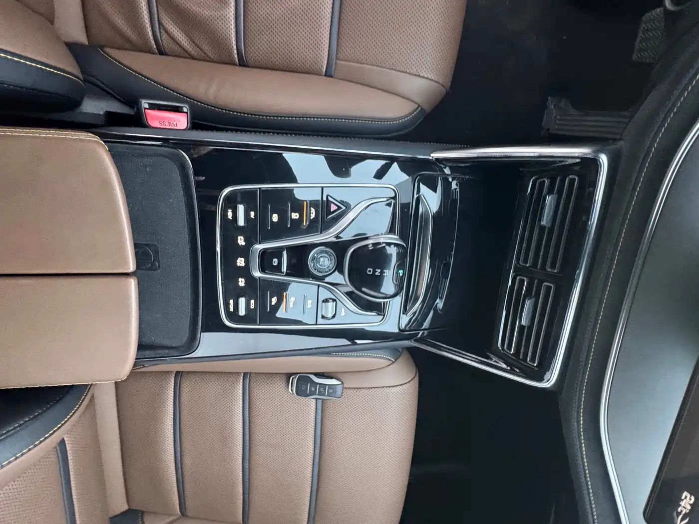 BYD Tang New Energy 2021 DM 2.0T AWD High Performance Premium фото 11