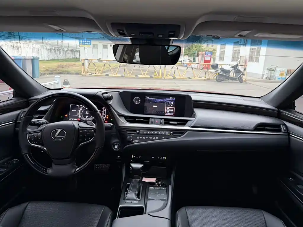 Photo 9 - Lexus ES