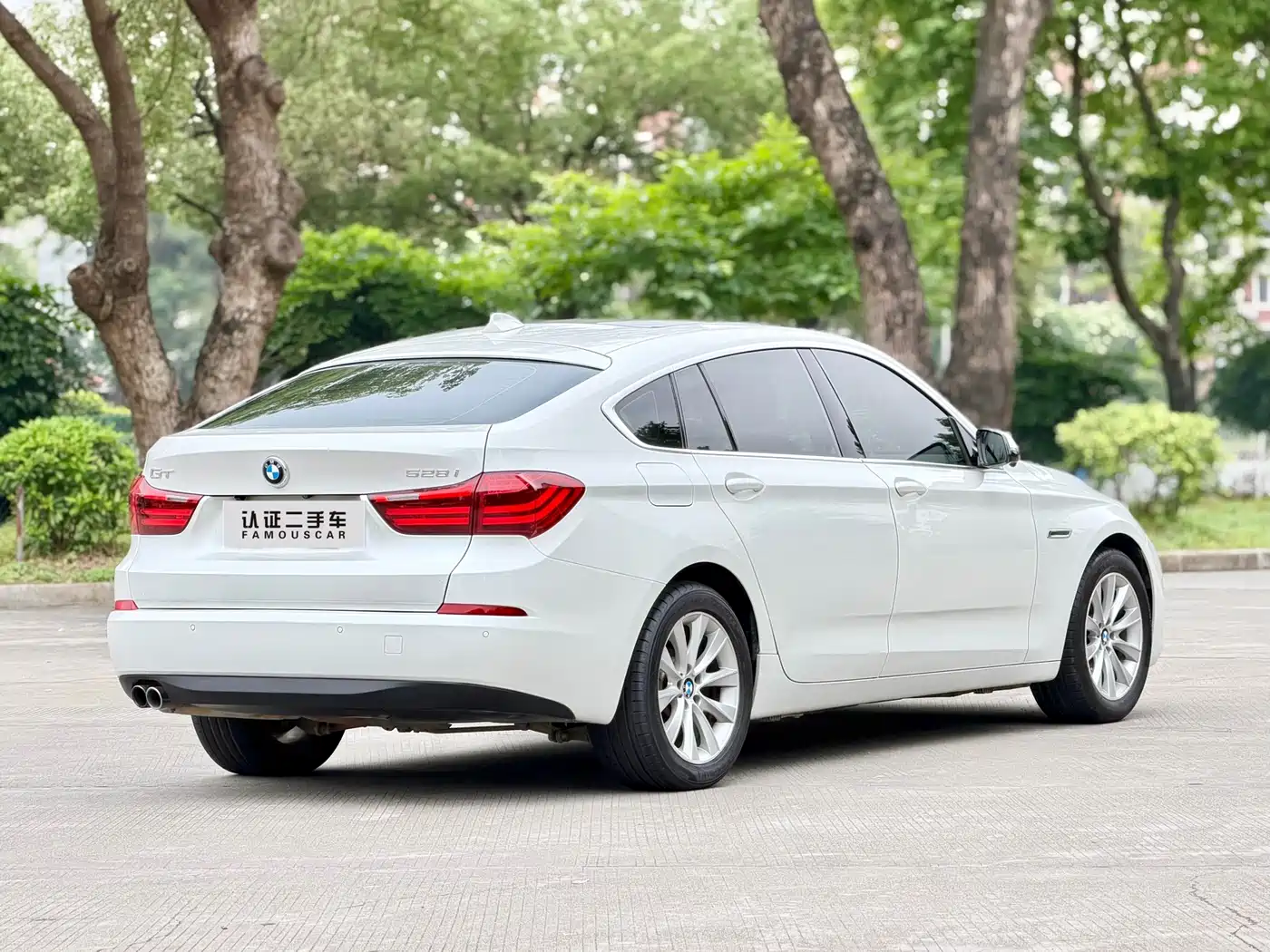 BMW 5 Series GT 2015 528i Leading фото 5