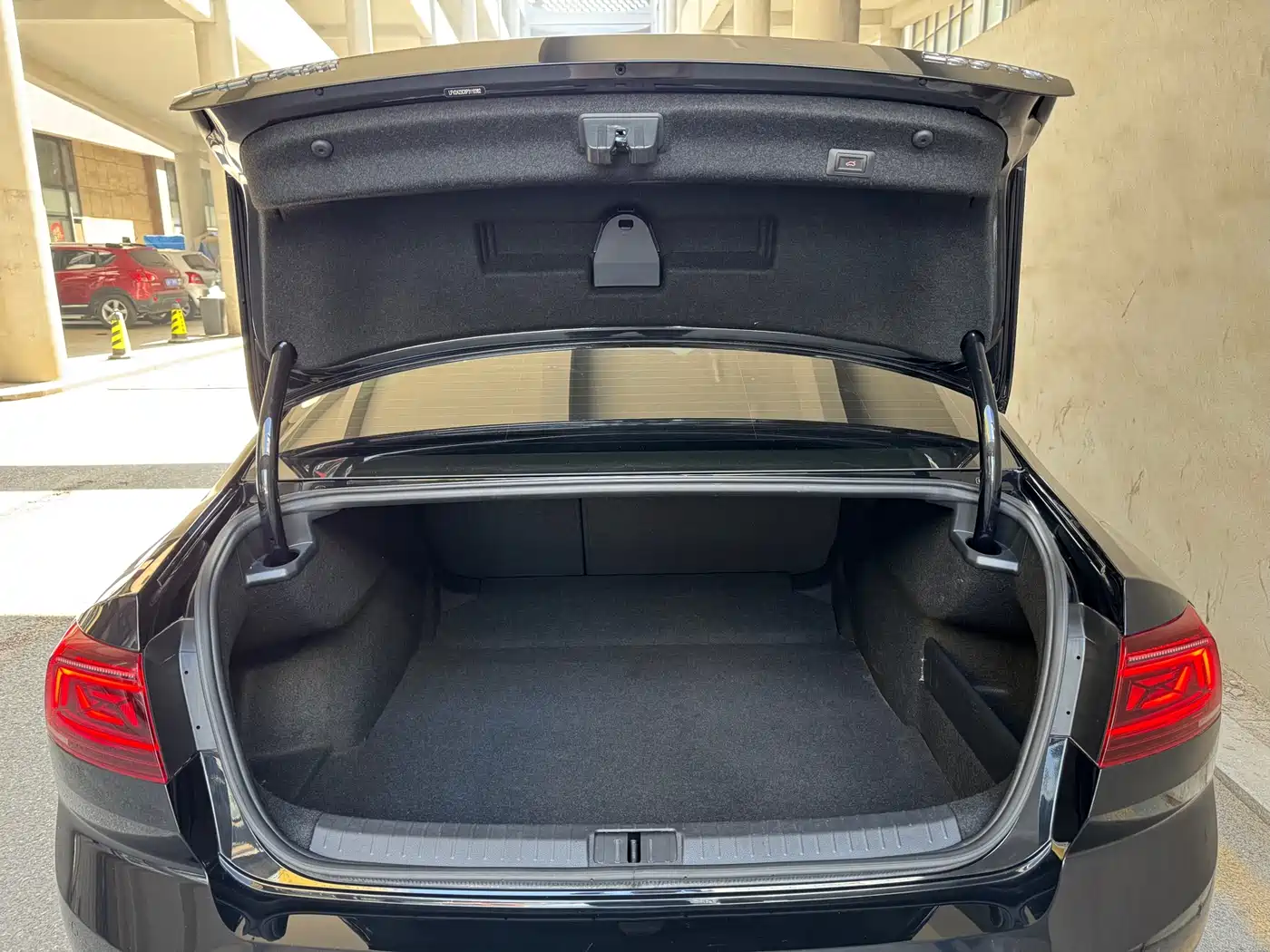 Volkswagen Magotan 2023 2 Million Units Commemorative Edition 280TSI DSG Comfort фото 19