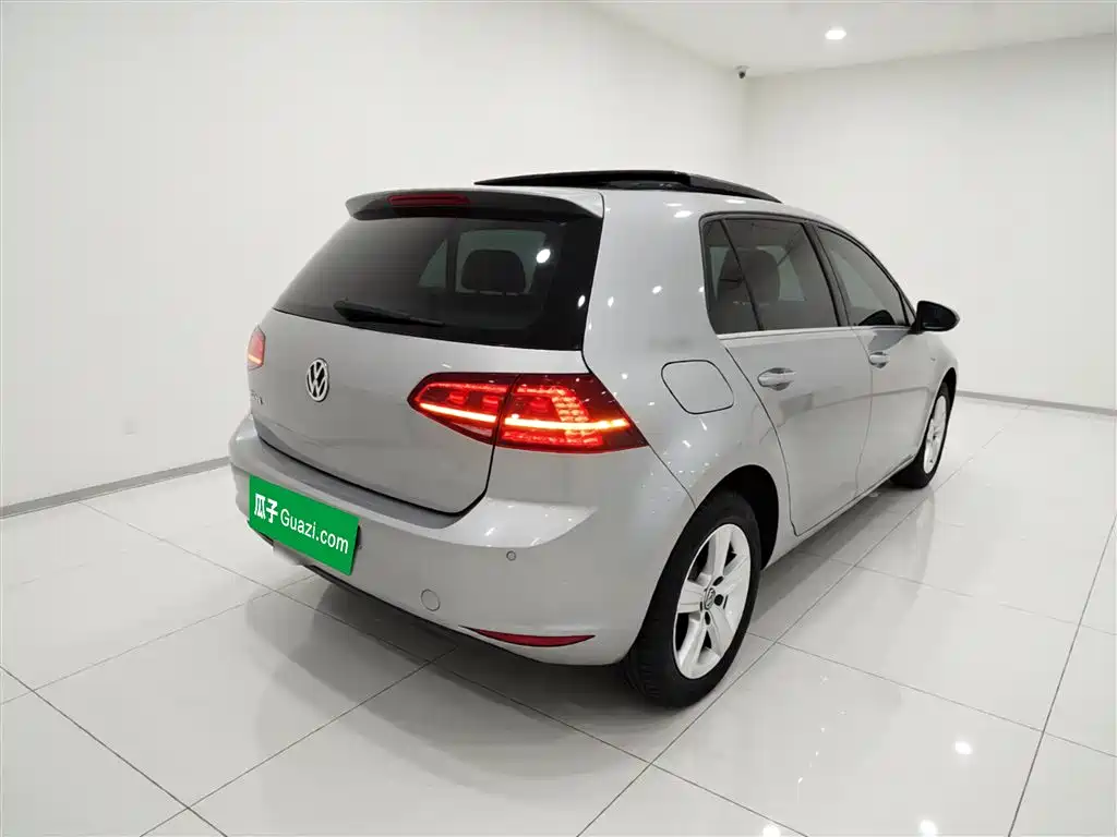 Volkswagen Golf 2017 1.6L Auto Comfort Millionth Edition фото 5