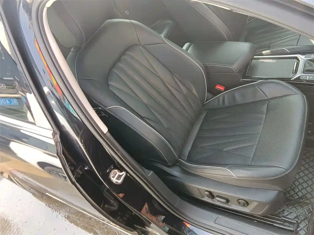 Volkswagen Passat 2022 330TSI Luxury Edition фото 25