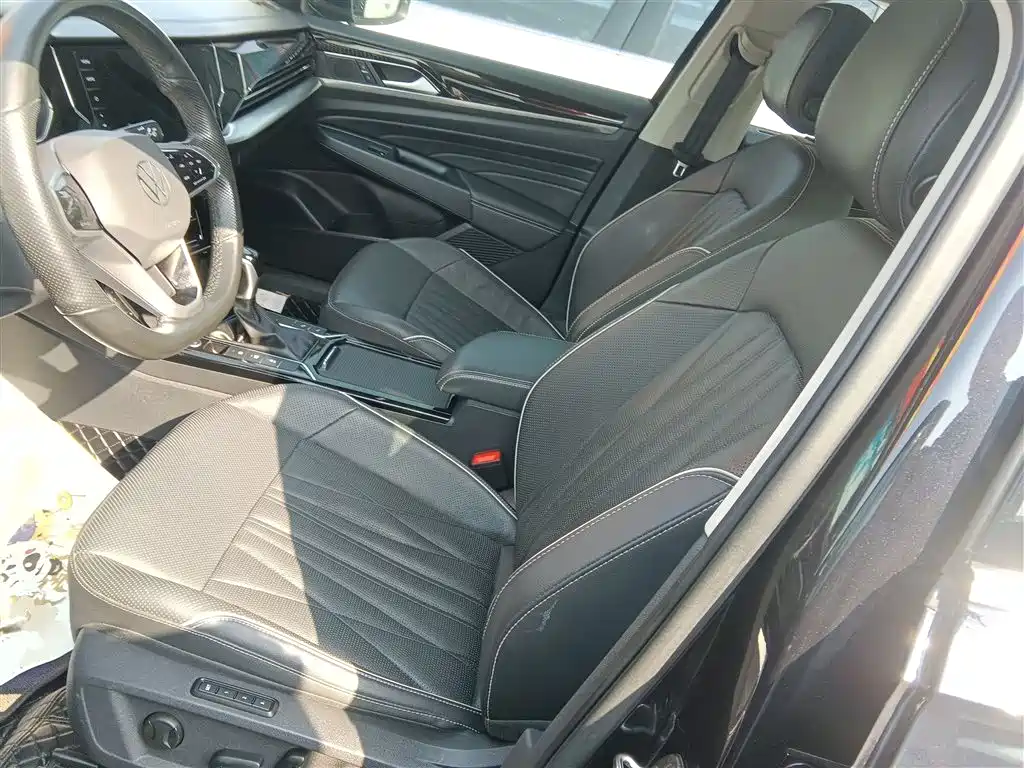 Volkswagen Passat 2022 330TSI Luxury Edition фото 15
