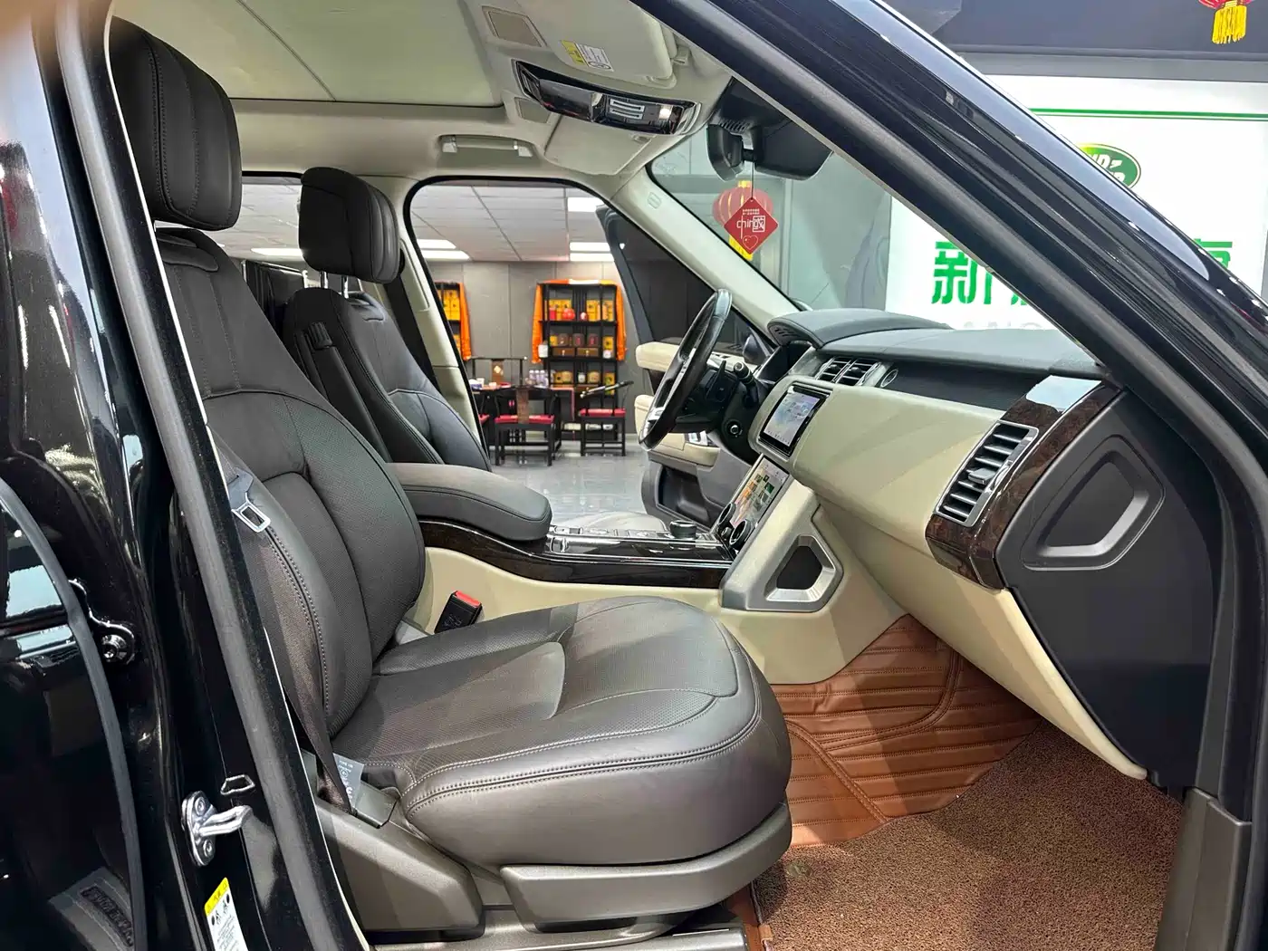 Land Rover Range Rover 2020 3.0 L6 Heritage Extended Edition фото 8