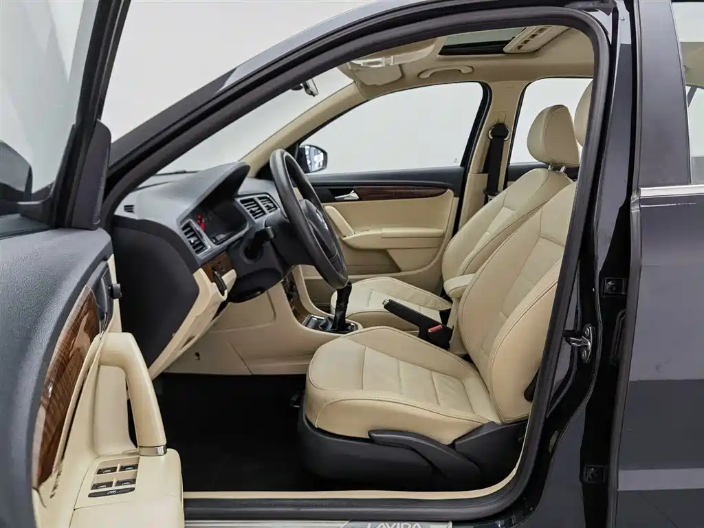 Volkswagen Lavida 2013 Facelift Classic 1.6L Manual Comfort фото 10