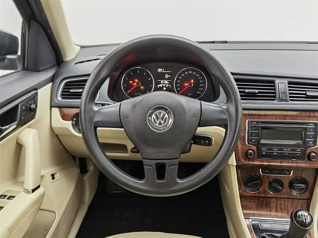 Volkswagen Lavida 2013 Facelift Classic 1.6L Manual Comfort фото 11
