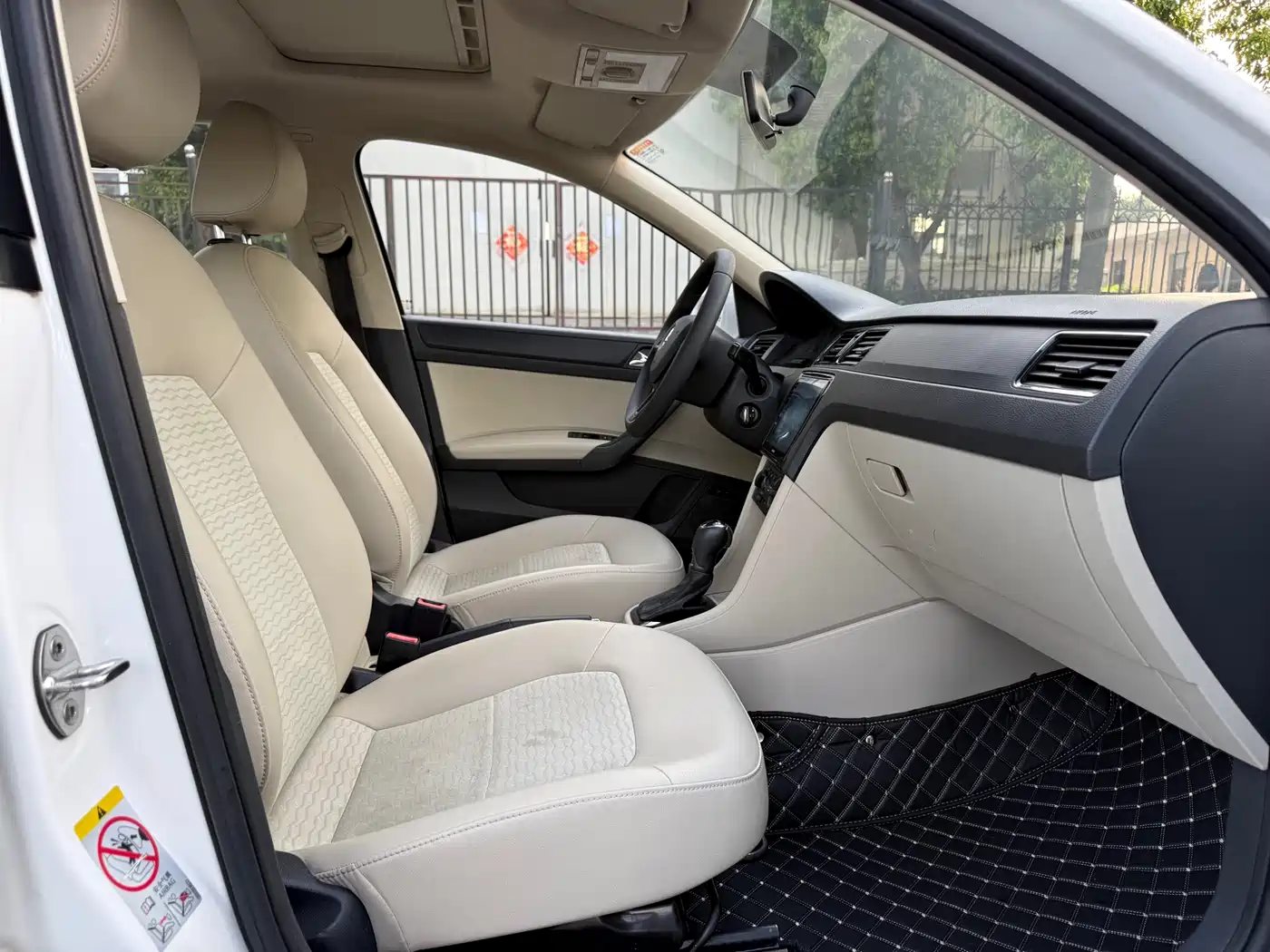 Škoda Rapid 2016 1.6L Automatic Pioneer Edition фото 14
