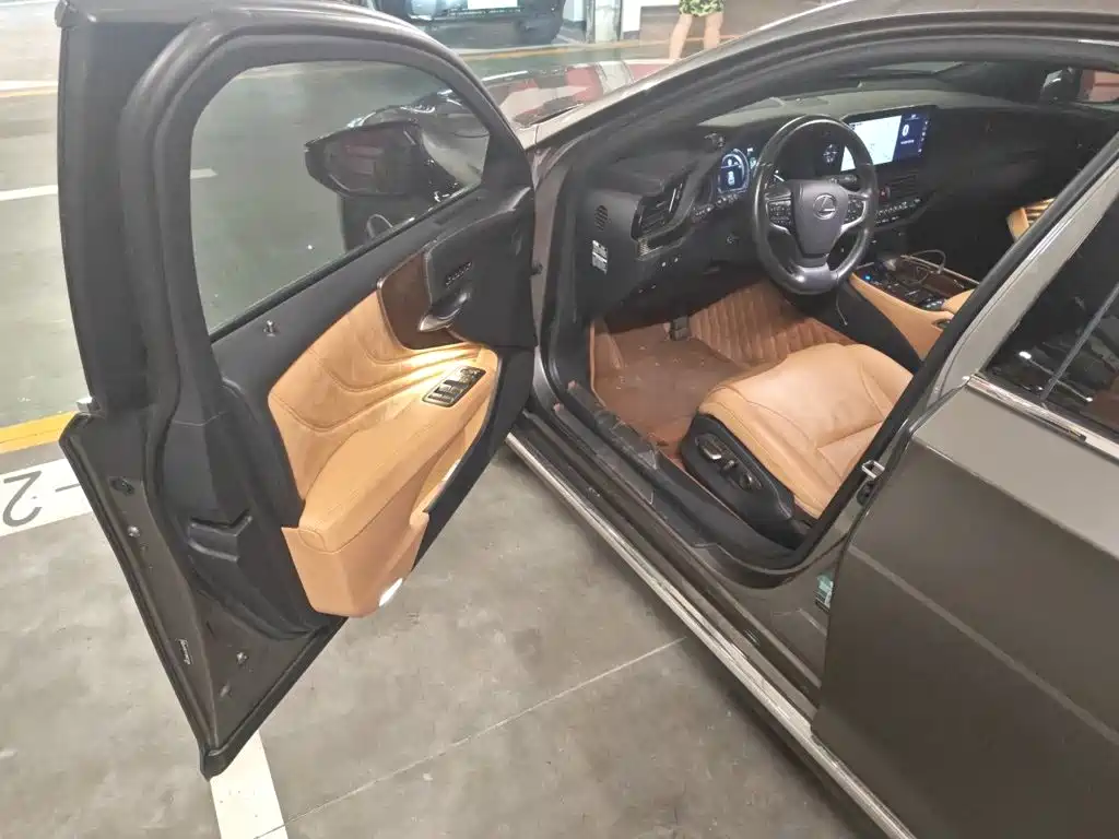 LEXUS LS
