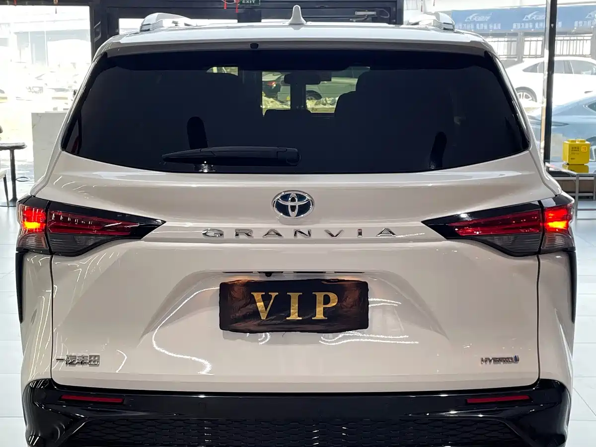 Toyota Granvia 2024 2.5L Hybrid Luxury фото 3