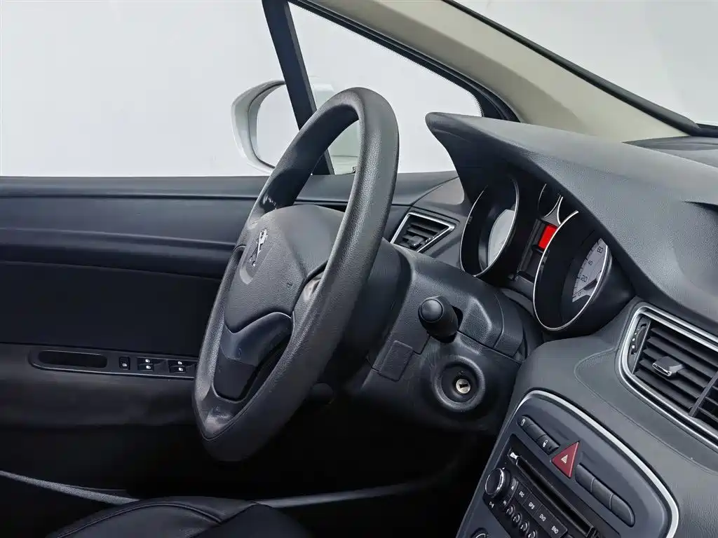 Peugeot 308 2014 Model Joy Edition Classic 1.6L Automatic Superior Style фото 22