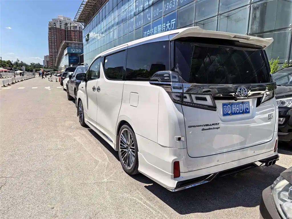 Toyota Vellfire 2021 Crown Hybrid 2.5L HV Premium Edition фото 2