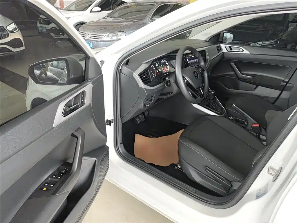 VOLKSWAGEN POLO
