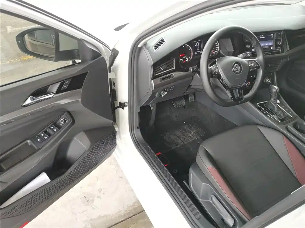 VOLKSWAGEN BORA