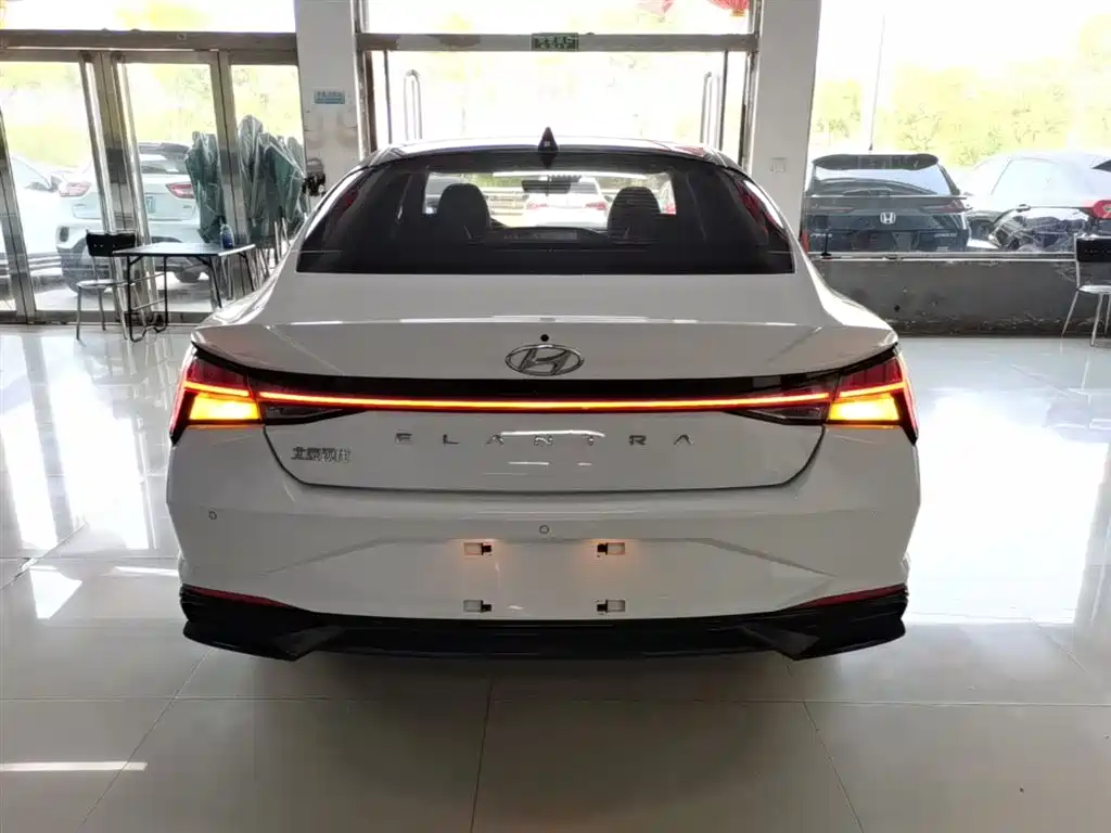 Hyundai Elantra 2022 1.5L CVT LUX Premium Edition фото 6