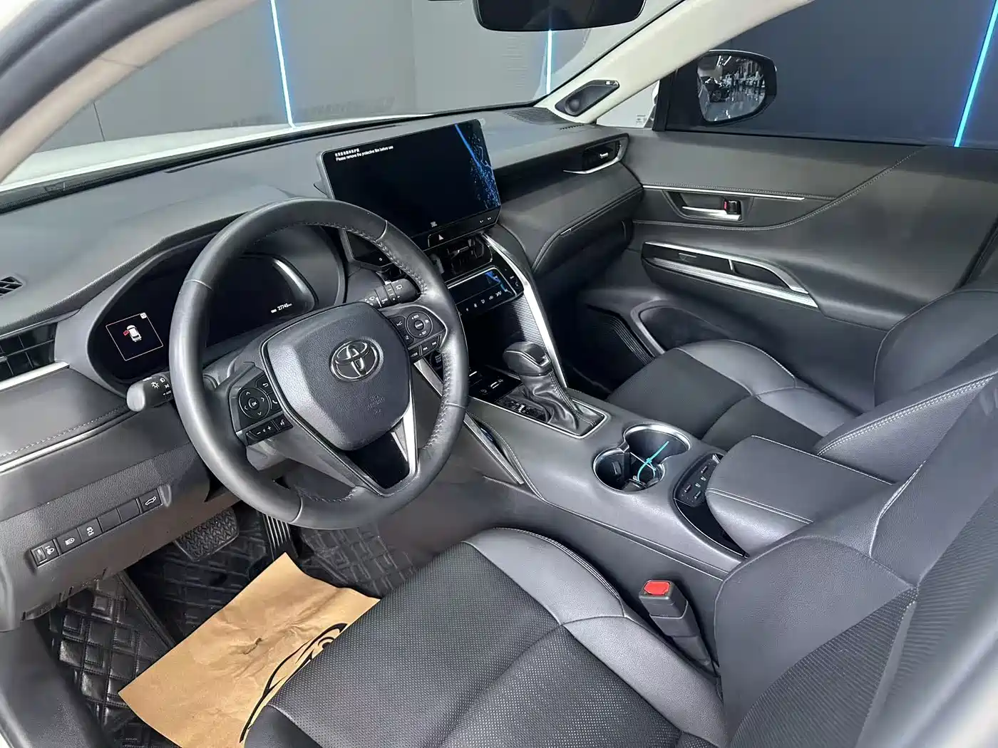 Toyota Venza 2023 2.0L CVT FWD Premium фото 11