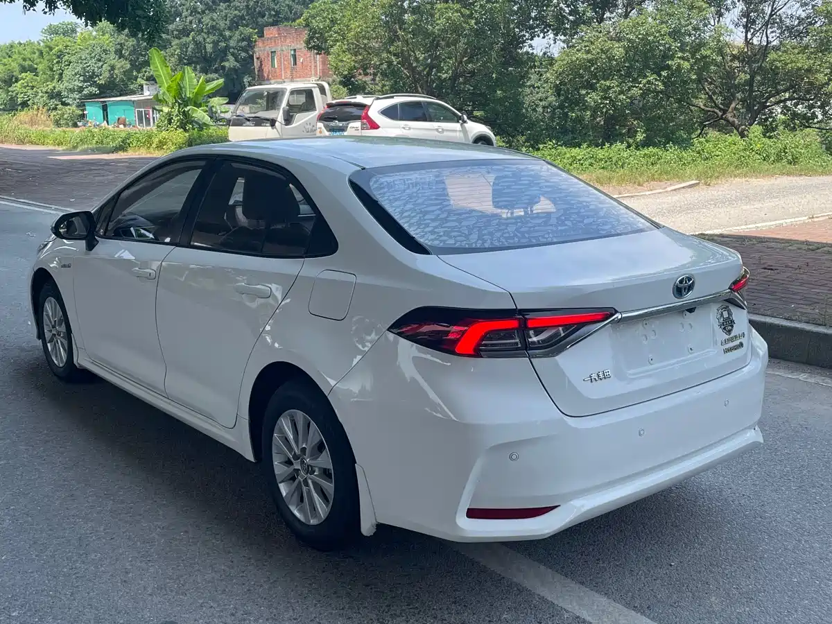 Toyota Corolla 2021 Hybrid 1.8L E-CVT Elite Edition фото 8