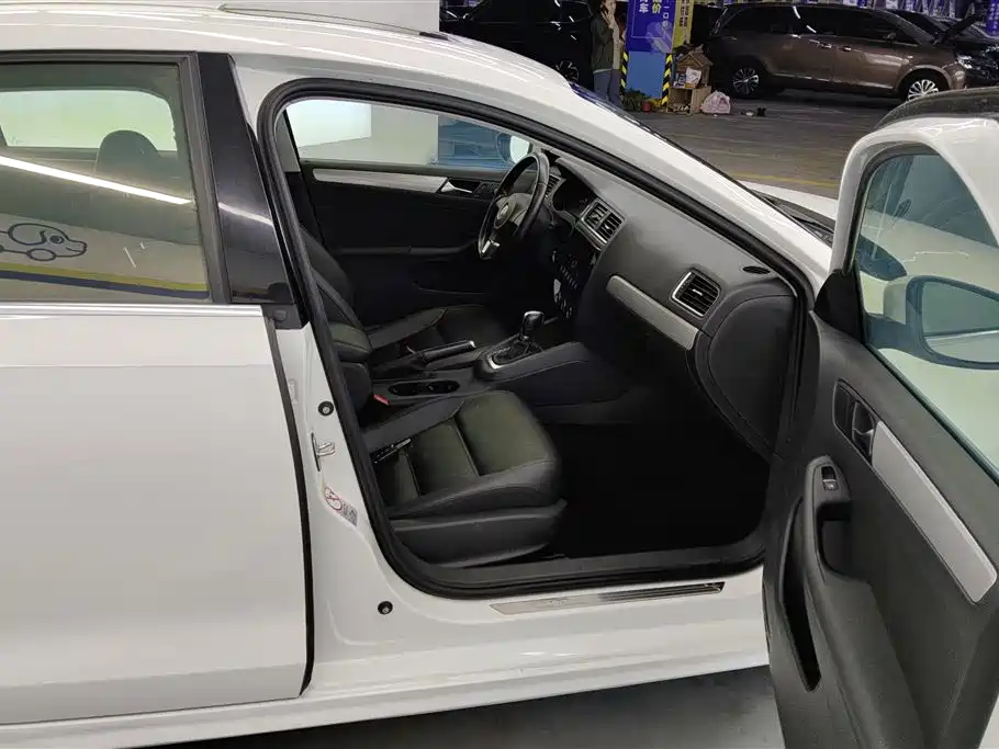 Volkswagen Sagitar 2014 Facelift 1.6L Automatic Comfort фото 8