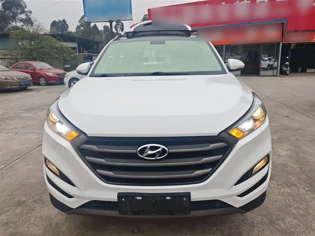 Hyundai Tucson 2015 2.0L Automatic 2WD Smart фото 3