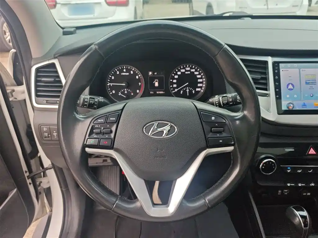 Hyundai Tucson 2015 2.0L Automatic 2WD Smart фото 11