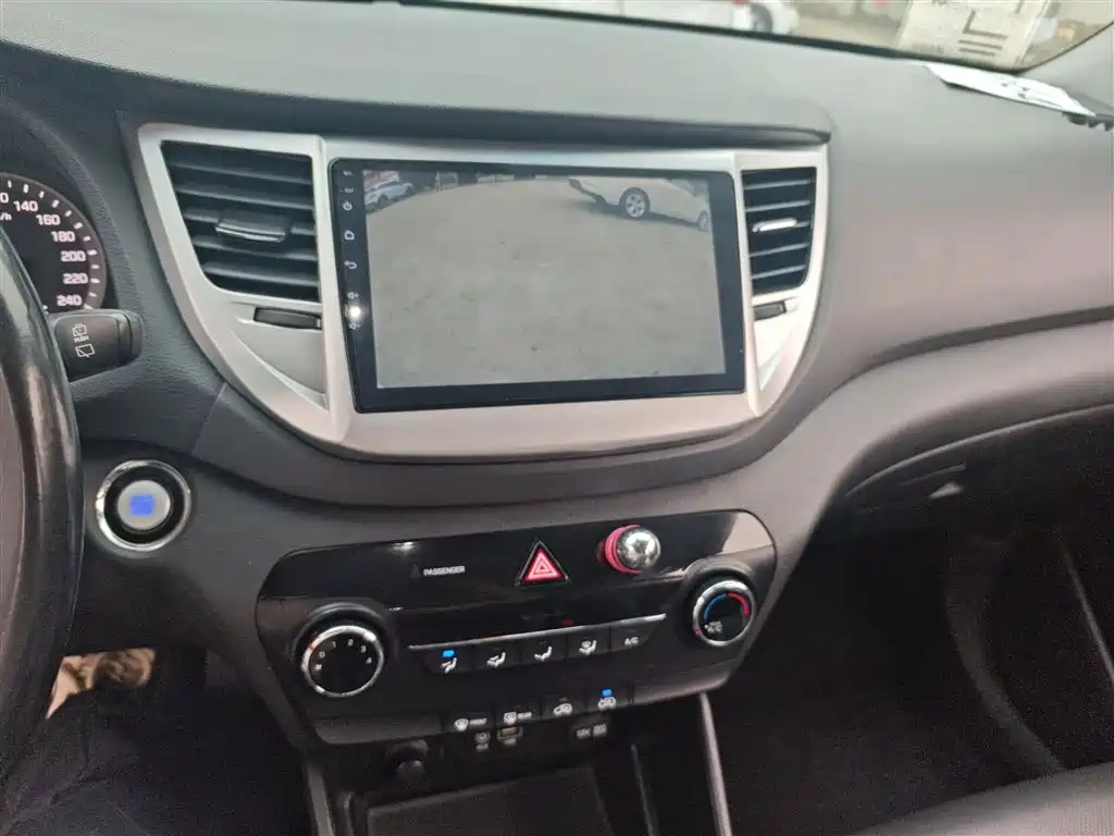 Hyundai Tucson 2015 2.0L Automatic 2WD Smart фото 13