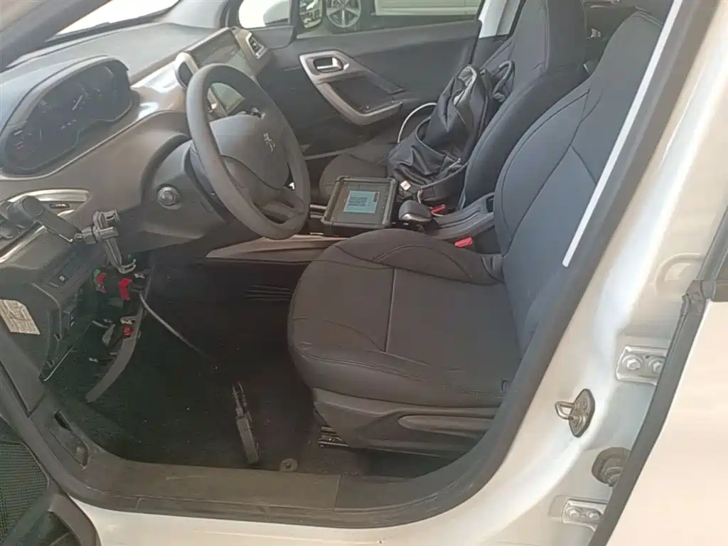 Peugeot 2008 2014 1.6L Automatic Trend Edition фото 11