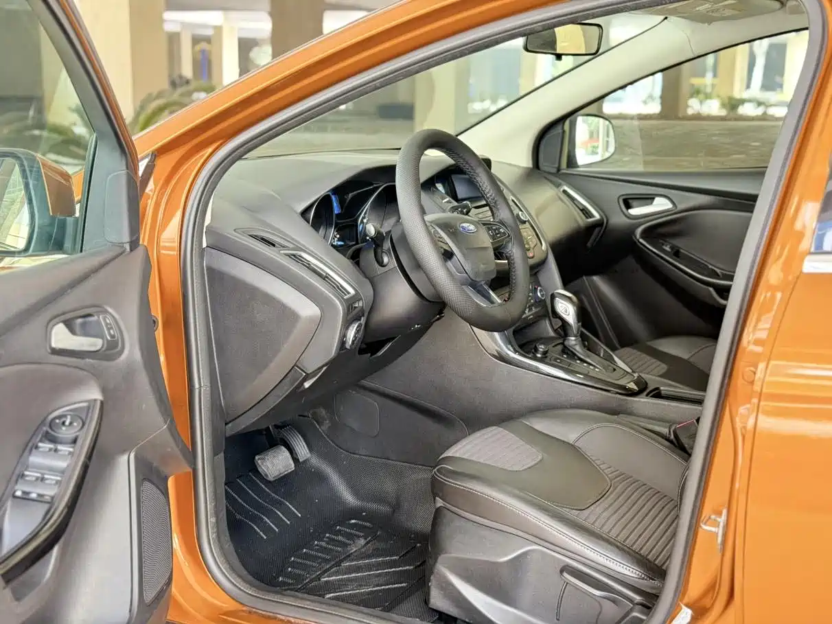 Ford Focus 2015 Hatchback EcoBoost 125 Automatic Premium Trend фото 4