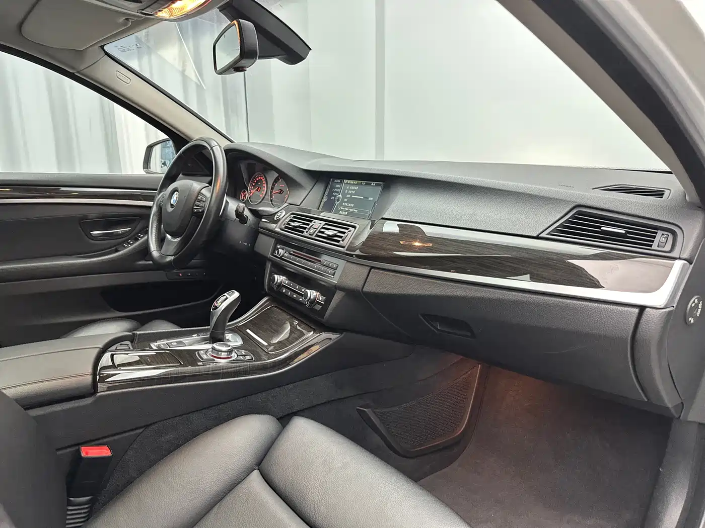BMW 5 Series 2011 535Li Luxury фото 45