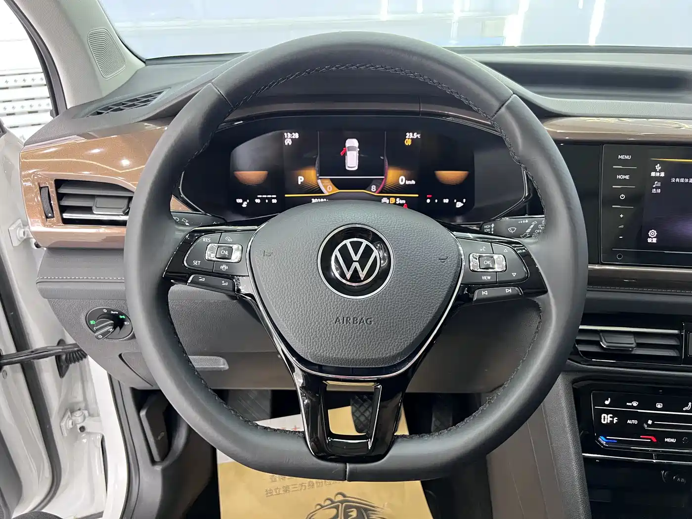 Volkswagen Tharu 2022 280TSI FWD Luxury Edition фото 11