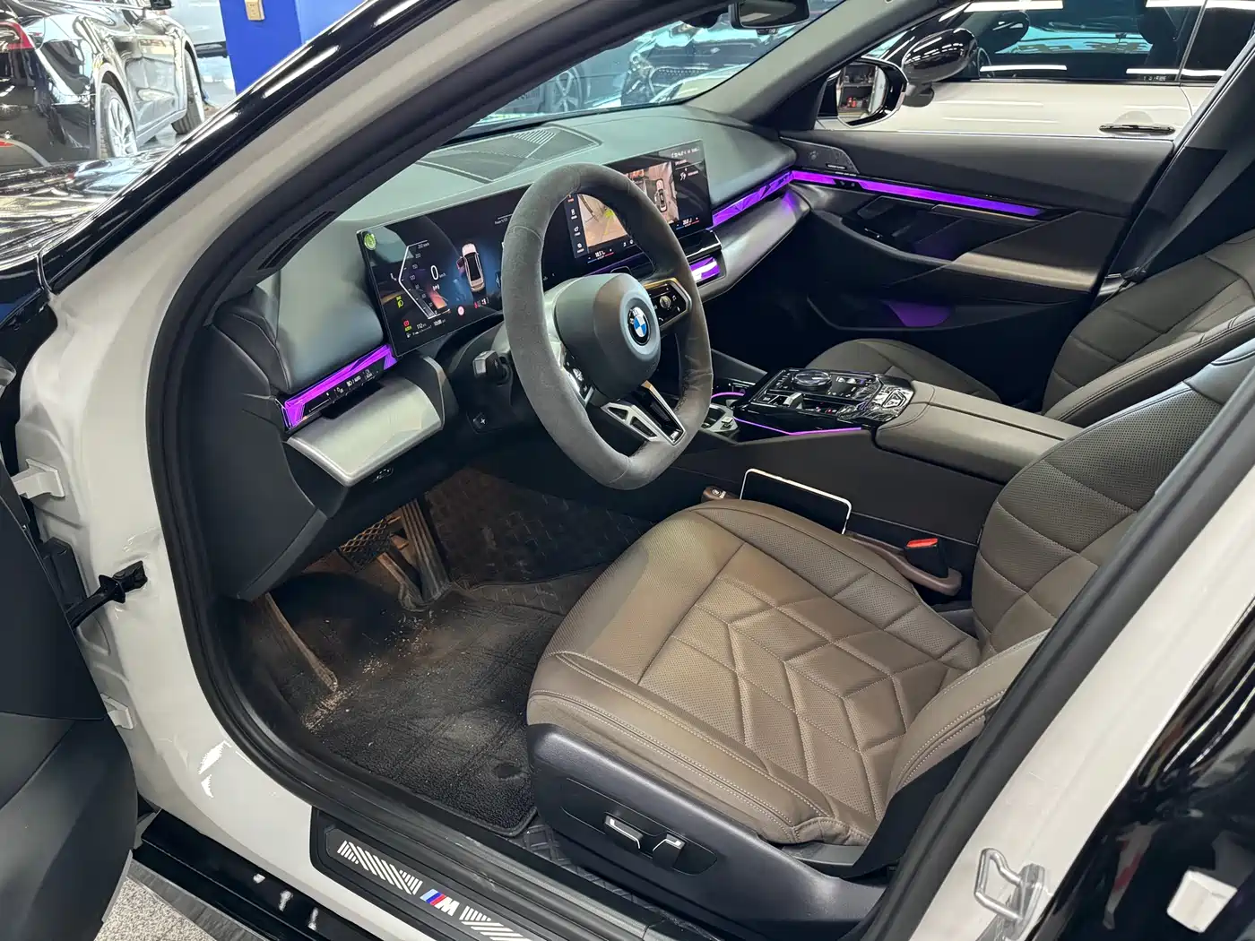 BMW 5 Series 2025 530Li Leading M Sport Package фото 4