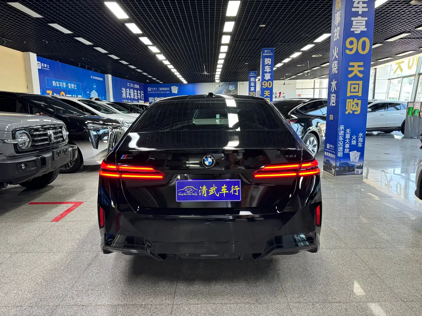 BMW 5 Series 2025 530Li Leading M Sport Package фото 13