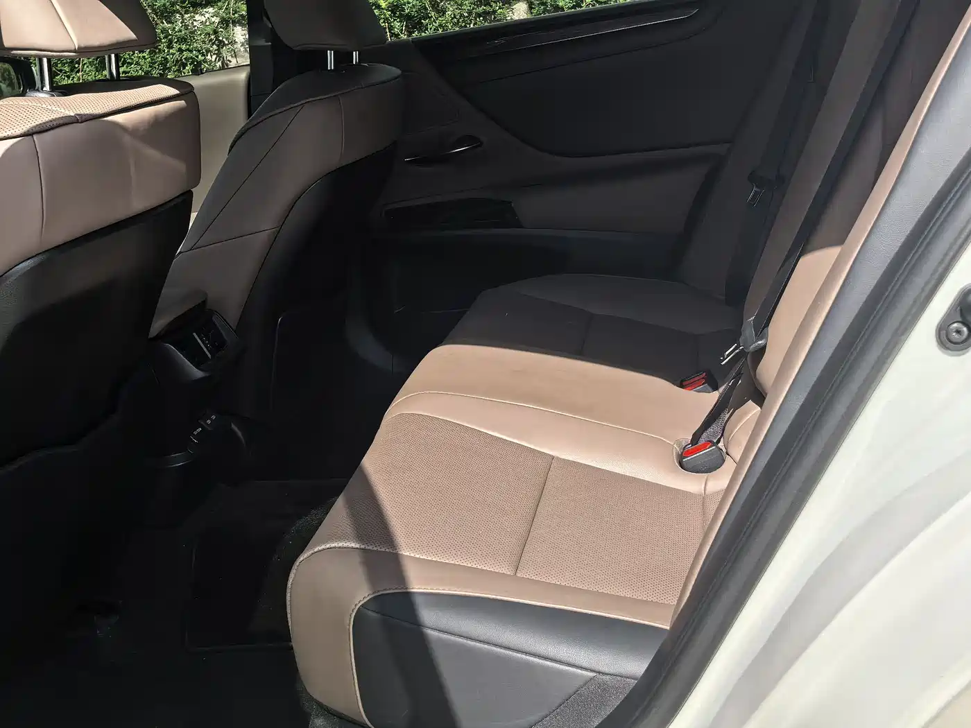 Lexus ES 2023 200 Excellence Edition фото 7