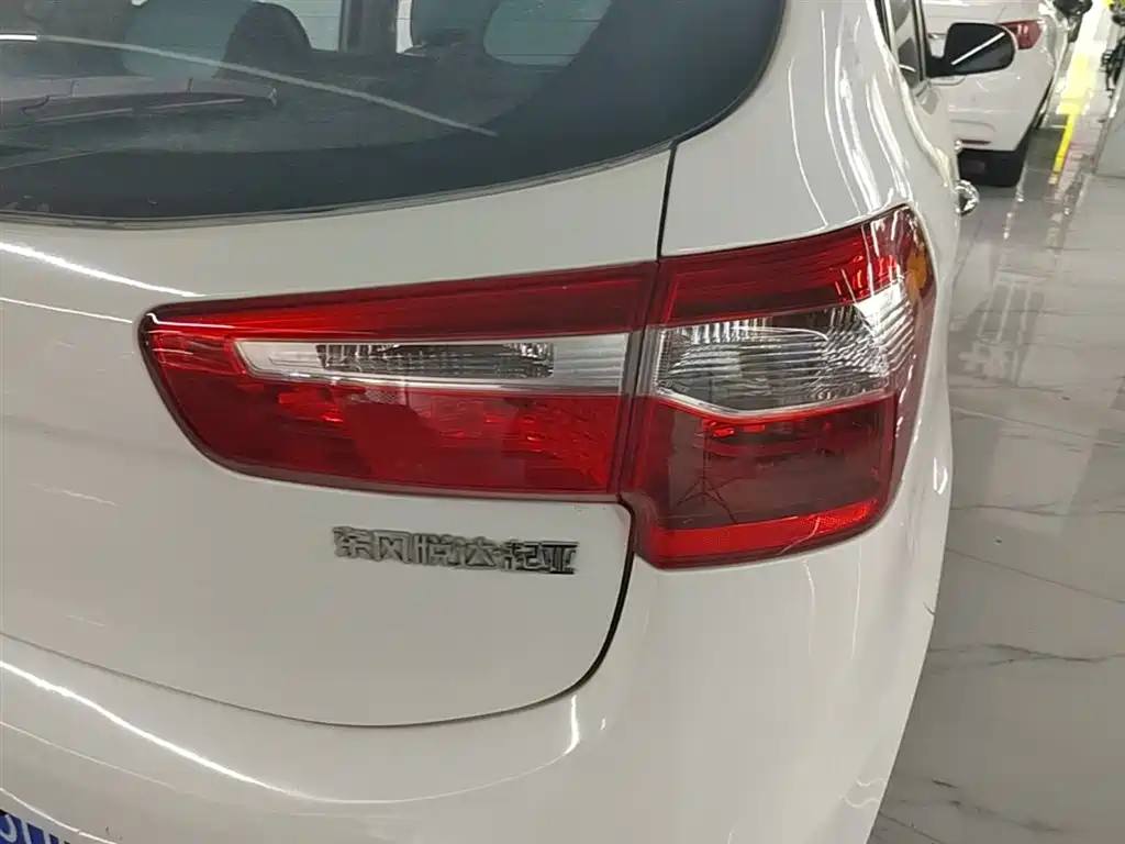 Kia K2 2012 Hatchback 1.4L AT GLS Commemorative Edition фото 8