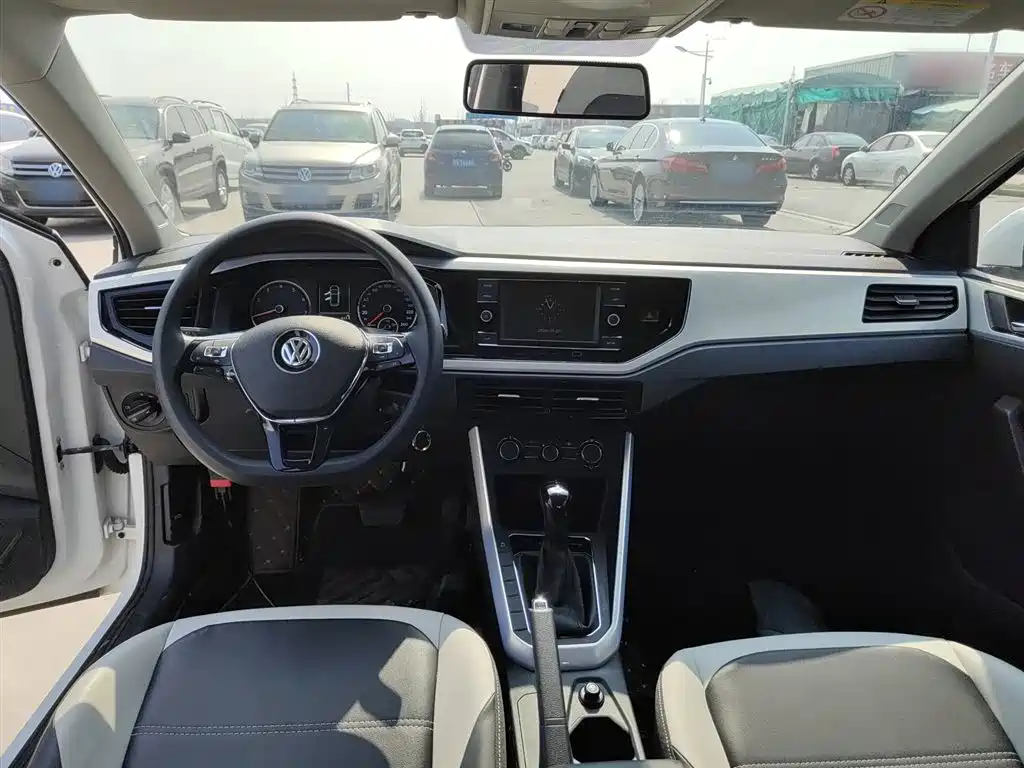VOLKSWAGEN POLO