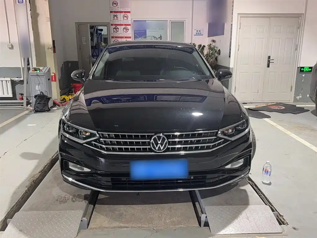 Volkswagen Magotan 2023 2 Million Units Anniversary Edition 330TSI DSG Leading Type фото 3